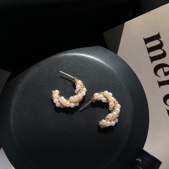 💙Pearls Twisted Croissant Dome Earrings - Picture 15 of 15